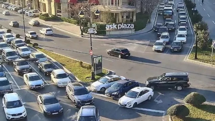 Bakıda tıxac yaranan yolların adları açıqlandı