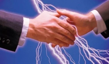 Niyə kiməsə toxunanda bizi 