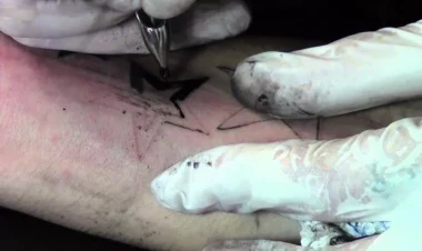 Alimlər tatuaj mürəkkəbinin tərkibində təhlükəli maddələr aşkarladı