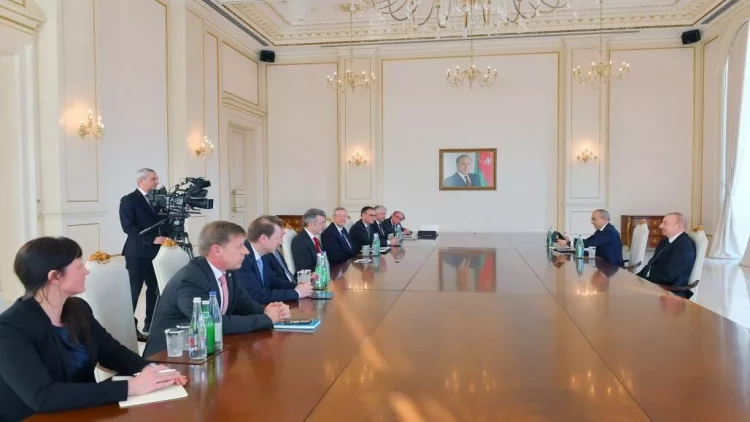 Prezident: Siz hamınız bəyan edirsiniz ki, Ukrayna öz ərazi bütövlüyünü təmin etməlidir. Bəs bizim ərazi bütövlüyümüz?!