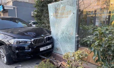 “Prius” sürücüsü qəfil manevr etdi, BMW restorana çırpıldı - VİDEO
