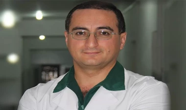 Həyat yoldaşını döyməkdə ittiham olunan həkim sertifikatsız fəaliyyət göstərirmiş