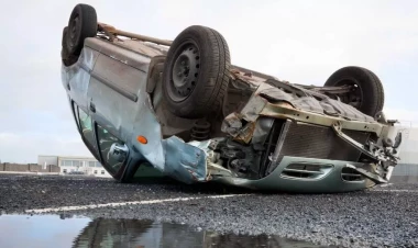 Biləsuvarda avtomobil aşıb, sürücü ağır yaralanıb