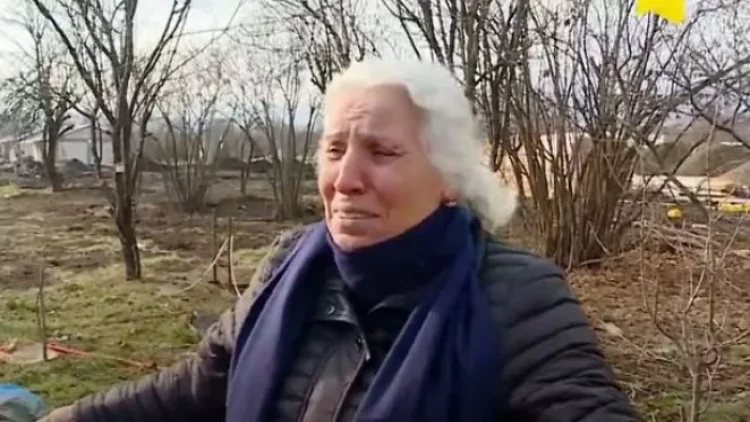 Xocalı sakini basdırdığı övladlarının məzarları başında – TƏSİRLİ GÖRÜNTÜLƏR