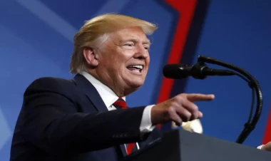 Tramp 30 saniyəlik Bayden oldu, hərəkətlərini parodiya etdi - VİDEO