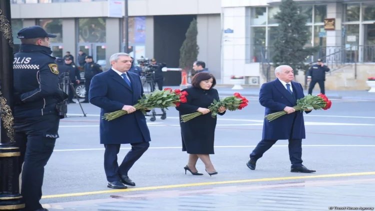 Dövlət və hökumət rəsmiləri Xocalı soyqırımı abidəsini ziyarət ediblər - FOTO