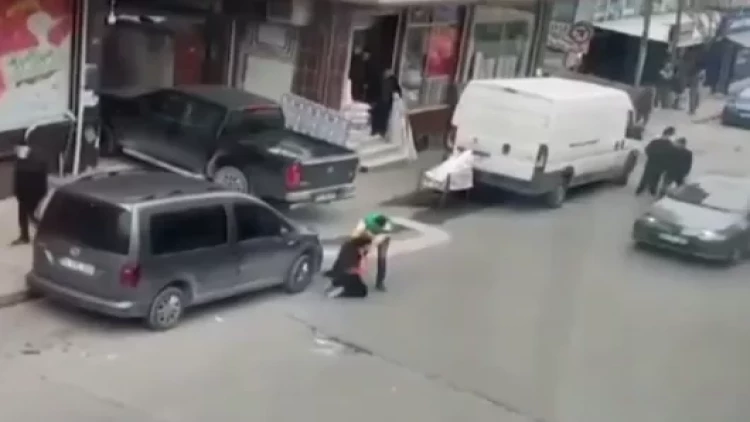 Küçənin ortasında DƏHŞƏT: kişi qadını... - ANBAAN VİDEO