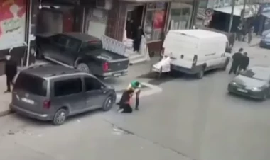 Küçənin ortasında DƏHŞƏT: kişi qadını... - ANBAAN VİDEO