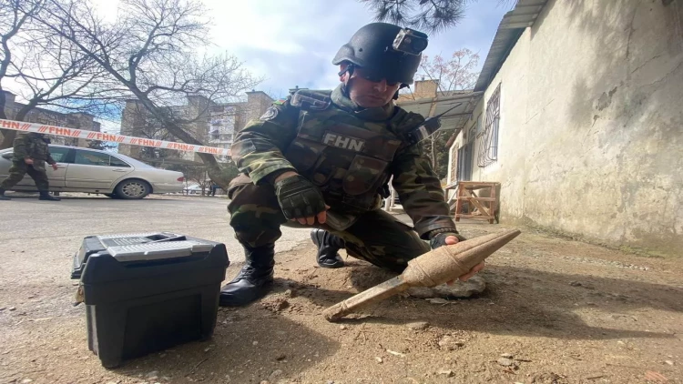 Bakıda qumbara tapıldı - FOTO