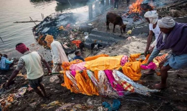 Meyiti yandırılmağa aparılan qadın maşında dirildii