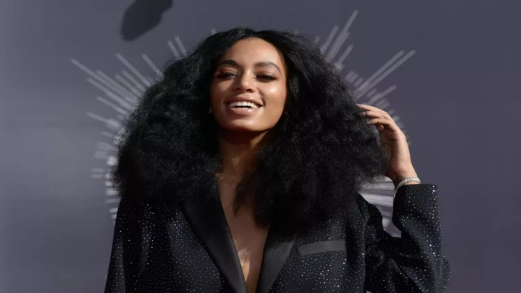 Məşhur müğənni büstqalter taxmadan pozalar verdi - FOTO