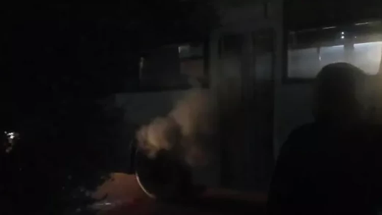 Bakıda avtobusda tüstülənmə oldu - VİDEO