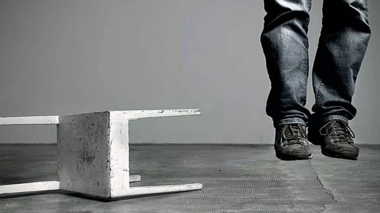 Azərbaycanda 32 yaşlı kişi özünü öldürdü