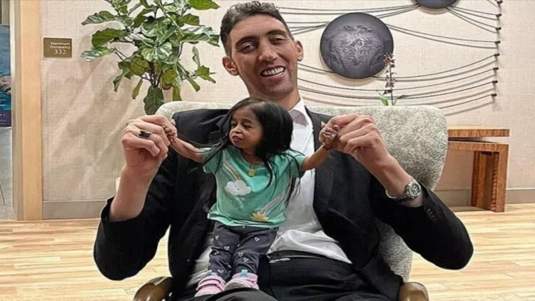 Dünyanın ən uzunboylu və qısaboylu iki adamı görüşdü