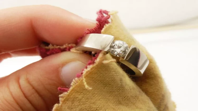 Evdə qızıl-zinət əşyalarını təmizləməyin 3 YOLU