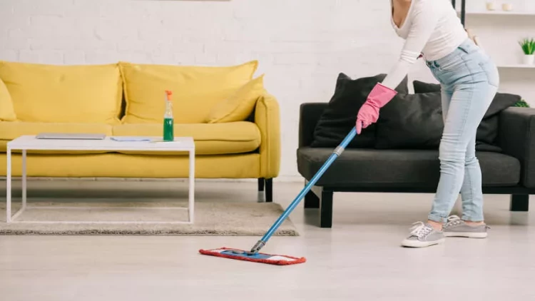 Artıq qalan yeməkləri yeyən xadimə işdən qovuldu