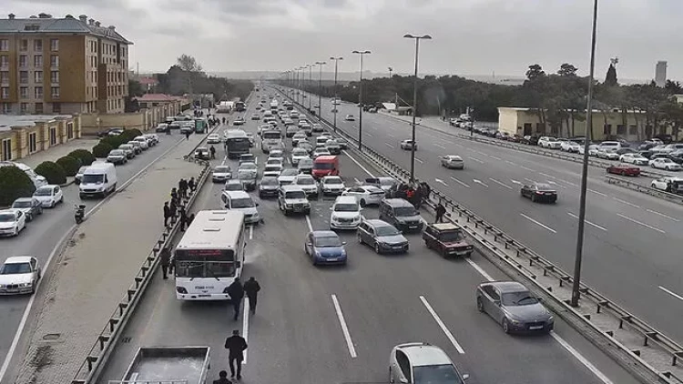 Aeroport yolunda “Prius” avtobusa çırpıldı