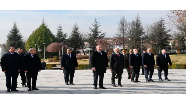 İlham Əliyev Ankarada Ulu Öndər Heydər Əliyevin abidəsini ziyarət edib - VİDEO - FOTO