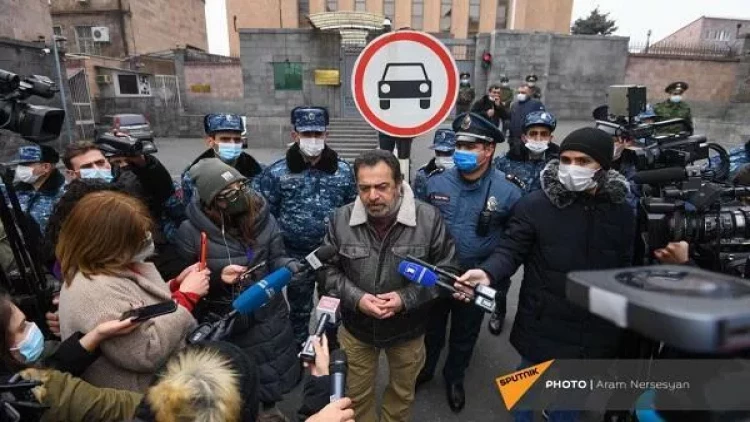 Ermənilər Rusiya səfirliyi önündə: Putini təhqir etdilər