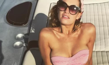 Cazibədar aktrisa bikinidə göz qamaşdırdı - FOTO