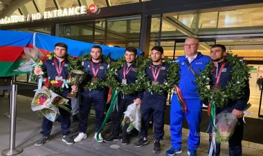 Tarix yazan güləşçilərimizin qarşılanma mərasimi - VİDEO