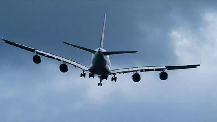 Sərnişin tez-tez tualetə getdiyi üçün təyyarədən qovuldu