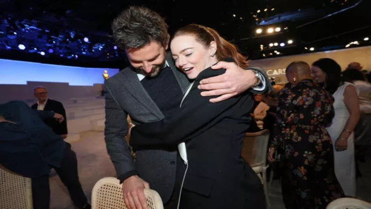 Bredli Kuper məşhur aktrisa ilə kameralara tuş gəldi - FOTO