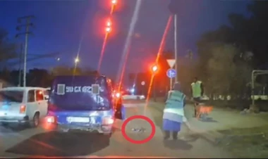 Hər kəs yolda süpürgəçinin qarşısına zibil atan şəxsdən danışır - VİDEO