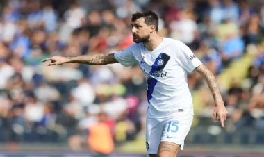 Futbolçuya qarşı iş açıldı: Azarkeşlərə etdiyi nalayiq jestə görə - FOTO