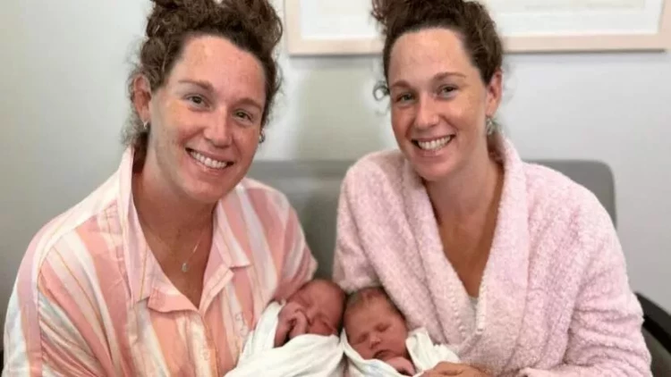 Əkiz bacılar eyni anda uşaq dünyaya gətirdi - FOTOlar