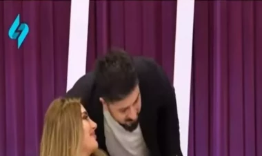 Aparıcının qulağına söz dedikdə mikrofonun açıq olduğunu unutdu - Nə dediyi eşidildi - VİDEO