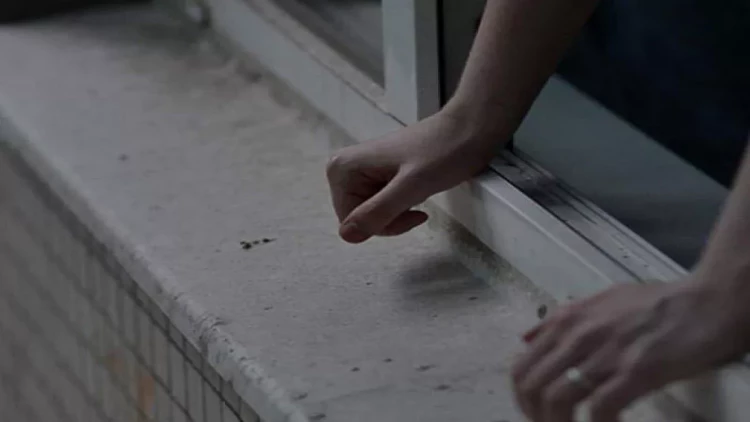 Evinin pəncərəsindən baxan qadın dəhşət yaşadı - ANBAAN VİDEO