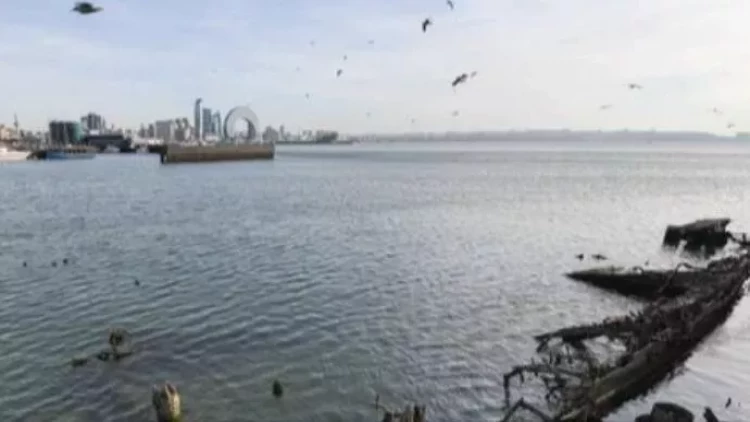 Bakı bulvarında batmış gəmi peyda oldu -  FOTOlar