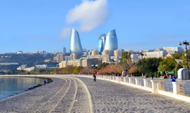 Turistlərin Bulvarda çimməsi müzakirə yaratdı - VİDEO