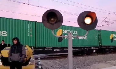 Azərbaycanda elektrovoz avtomobillə toqquşdu - FOTO