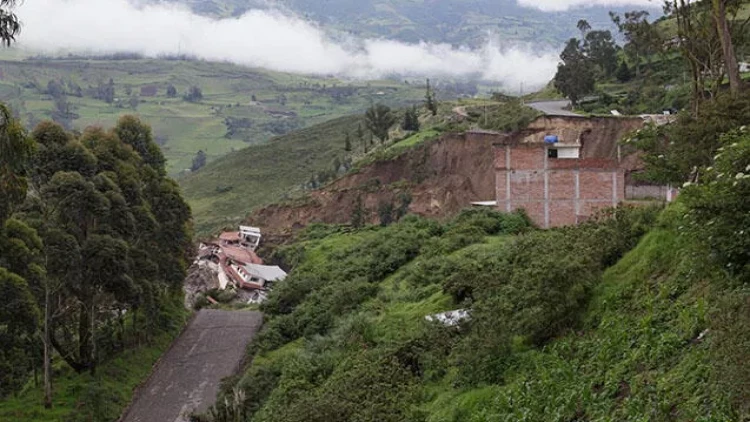 Gürcüstandakı torpaq sürüşməsində 11 nəfər ölüb