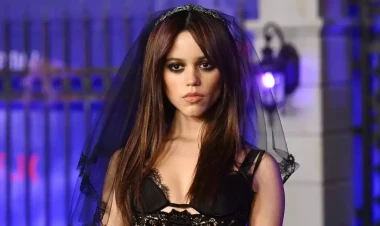 52 yaşlı aktyorla yataq səhnəsinə görə tənqid edildi - FOTO