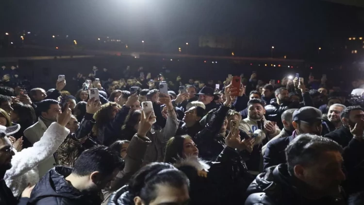 Məşhurlar və şəhər sakinləri Heydər Əliyev Mərkəzinin parkında - VİDEO - FOTOlar