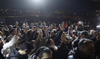 Məşhurlar və şəhər sakinləri Heydər Əliyev Mərkəzinin parkında - VİDEO - FOTOlar