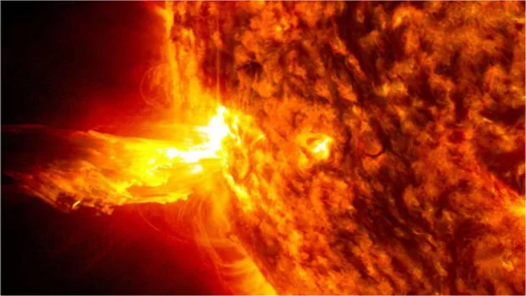 Günəşdə güclü partlayış: əlaqə kəsildi