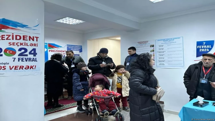 Seçicilər ailələri ilə birlikdə səsvermədə iştirak edirlər - FOTO