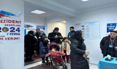 Seçicilər ailələri ilə birlikdə səsvermədə iştirak edirlər - FOTO