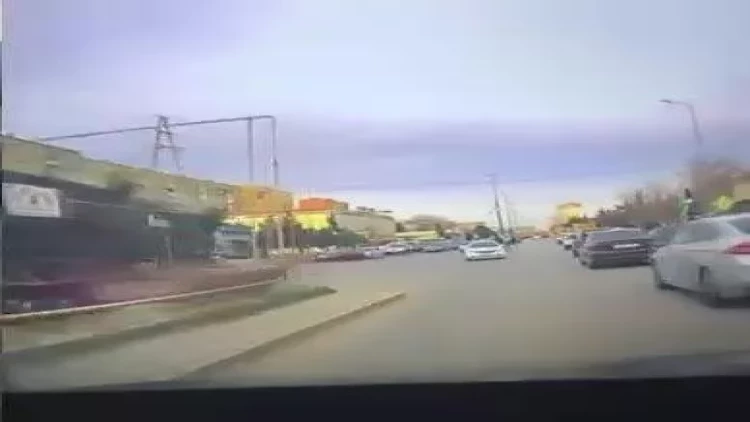 Sumqayıtda əks yola çıxan sürücü qəzaya səbəb oldu - VİDEO