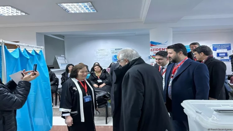 Türkiyəli deputatlar seçkilərin gedişini izləyirlər - Seçicilərin fəallığı nəzərə çarpır - VİDEO - FOTO