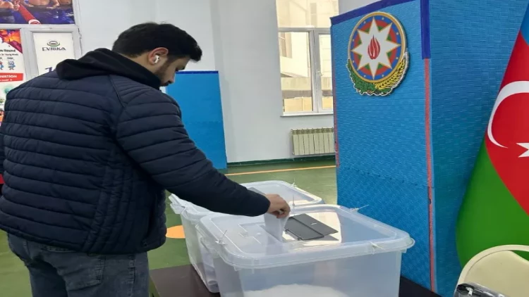 33 saylı məntəqədə seçici fəallığı müşahidə olunur - FOTO