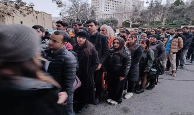 Hələ seçki məntəqələri açılmamışdan səs vermək istəyən vətəndaşların növbəsi yaranmağa başlayıb - FOTOlar