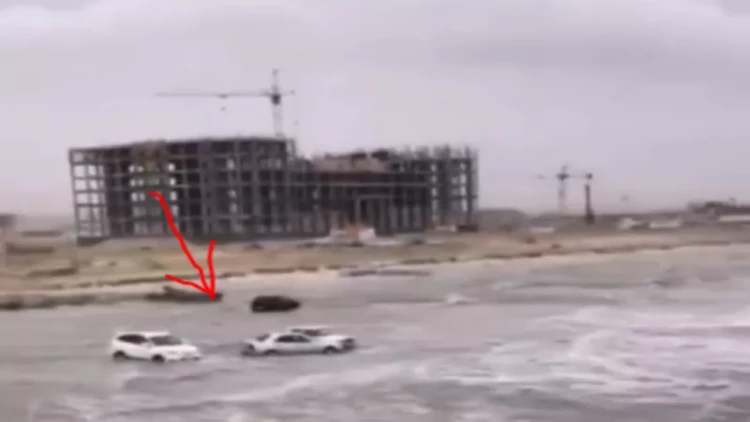 Xəzərdə su artdı, maşınlar dənizin ortasında qaldı - TƏHLÜKƏLİ ANLAR - VİDEO