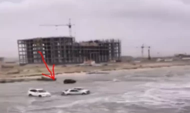 Xəzərdə su artdı, maşınlar dənizin ortasında qaldı - TƏHLÜKƏLİ ANLAR - VİDEO