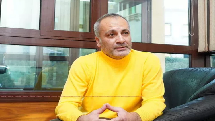 Əməkdar artist: “Bir dəstə adam tökülüşüb gəldi, mən də çarpayıda...”