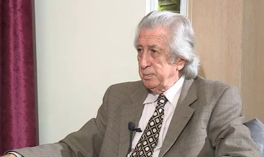 Səhnədə yıxılan Xalq artisti yeriyə bilmir